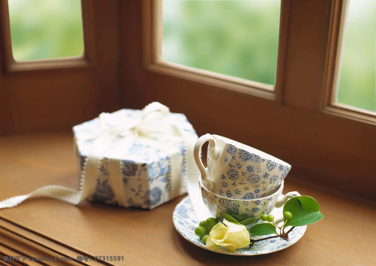 窗台 上 茶杯 礼物 盒 室内摄影 静物摄影 物品 安静 唯美 窗户 礼物盒 淡雅 白玫瑰 室内设计 环境家居