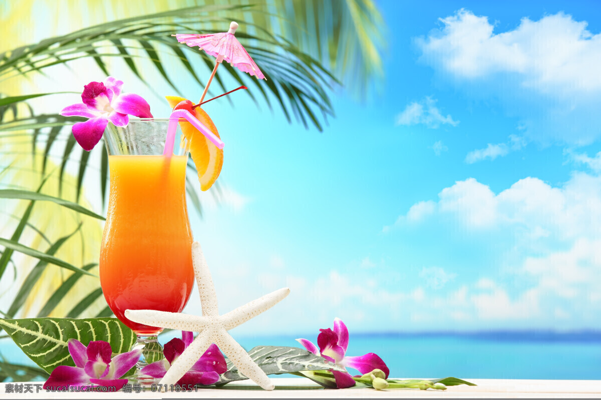 沙滩 上 果汁饮料 夏天 夏季 蓝天 白云 椰子树 果汁 饮料 新鲜 水果 玻璃杯子 酒水饮料 餐饮美食 饮料酒水
