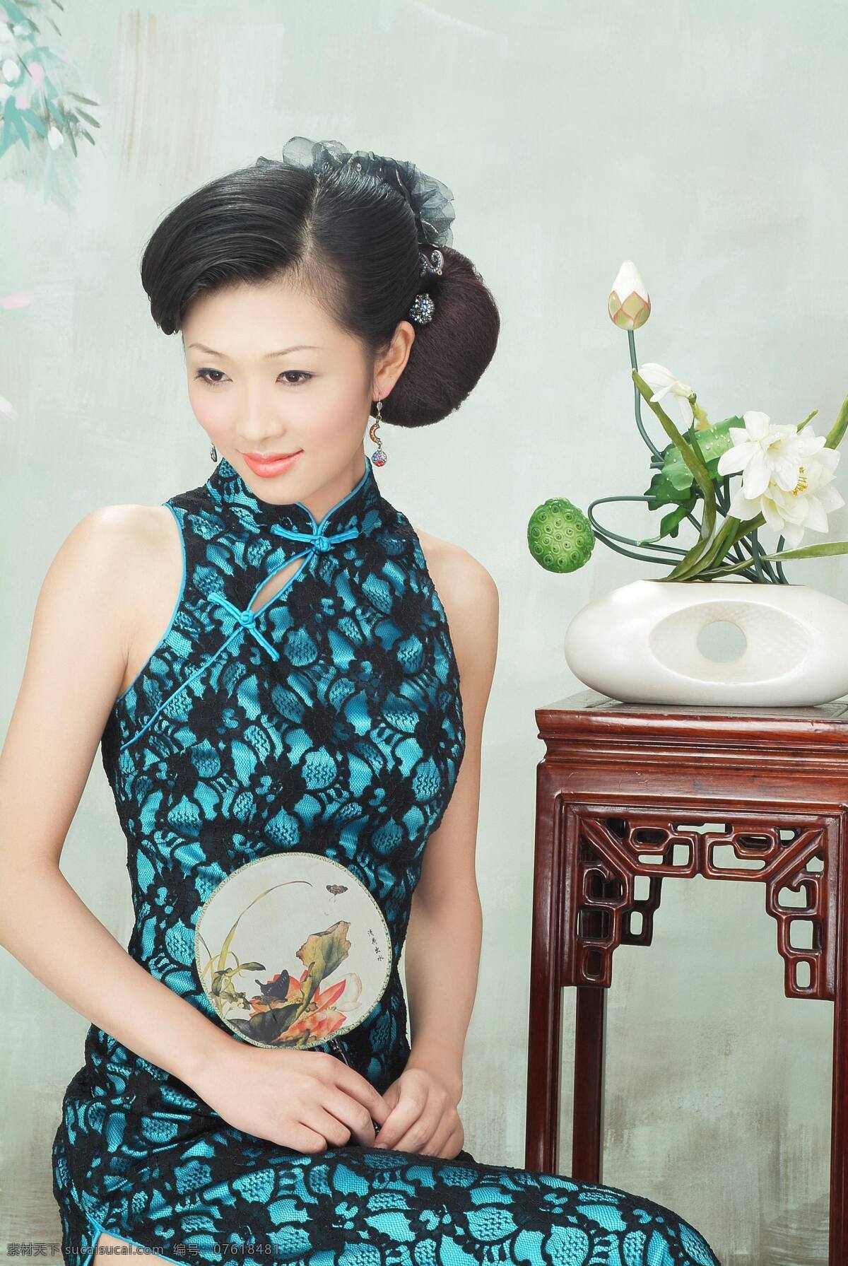 丝质 旗袍 少妇 服装 美女 端庄 唐装 传统 典雅 富贵 高腿 气质 风韵 美腿 鲜花 花瓶 女性女人 人物图库