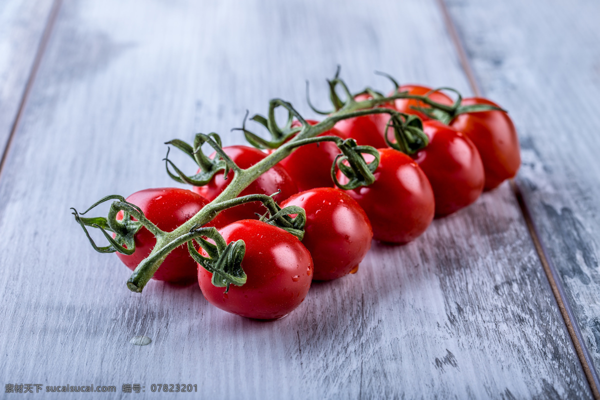 木板 上 整齐 番茄 西红柿 蕃茄 新鲜蔬菜 蕃茄摄影 红色元素 水果蔬菜 餐饮美食 蔬菜图片