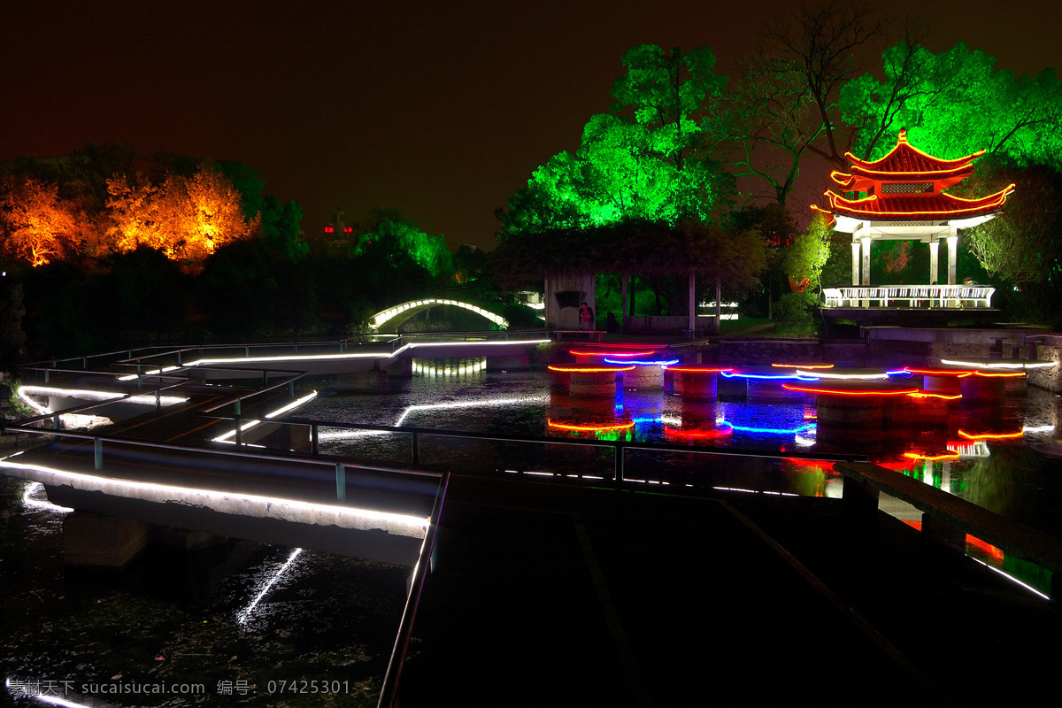 夜晚的公园 亮化 夜晚 公园 湖面倒影 五光十色 灯光 亭台楼阁 园林建筑 建筑园林