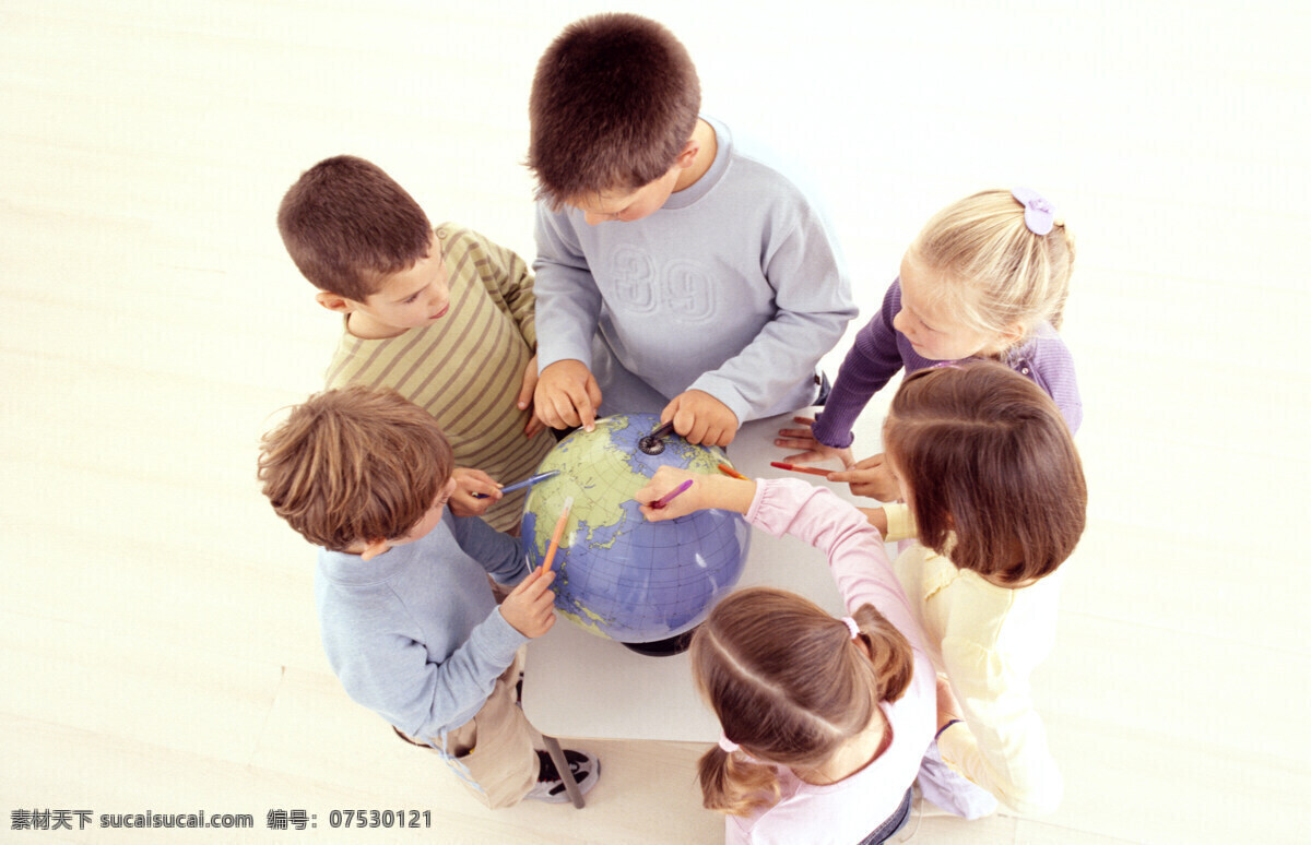 围着 地球仪 写字 小学生 儿童教育 教室 里 小朋友 外国学生 学校 校园生活 微笑小学生 儿童 开心的小学生 转 地球 仪上 地球图片 环境家居