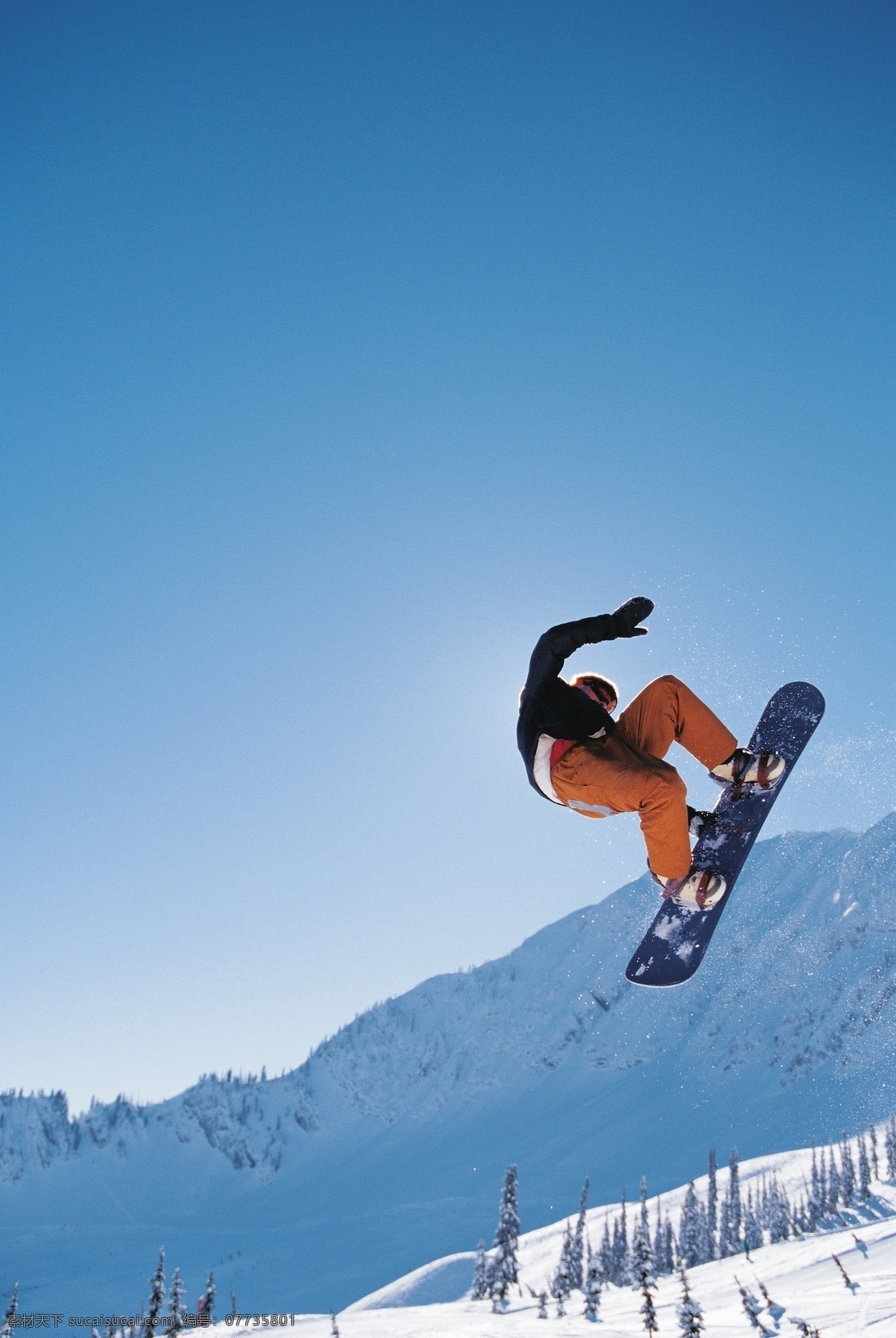腾空 飞跃 滑雪 运动员 冬天 雪地运动 划雪运动 极限运动 体育项目 腾空飞跃 运动图片 生活百科 雪山 美丽 雪景 风景 摄影图片 高清图片 滑雪图片