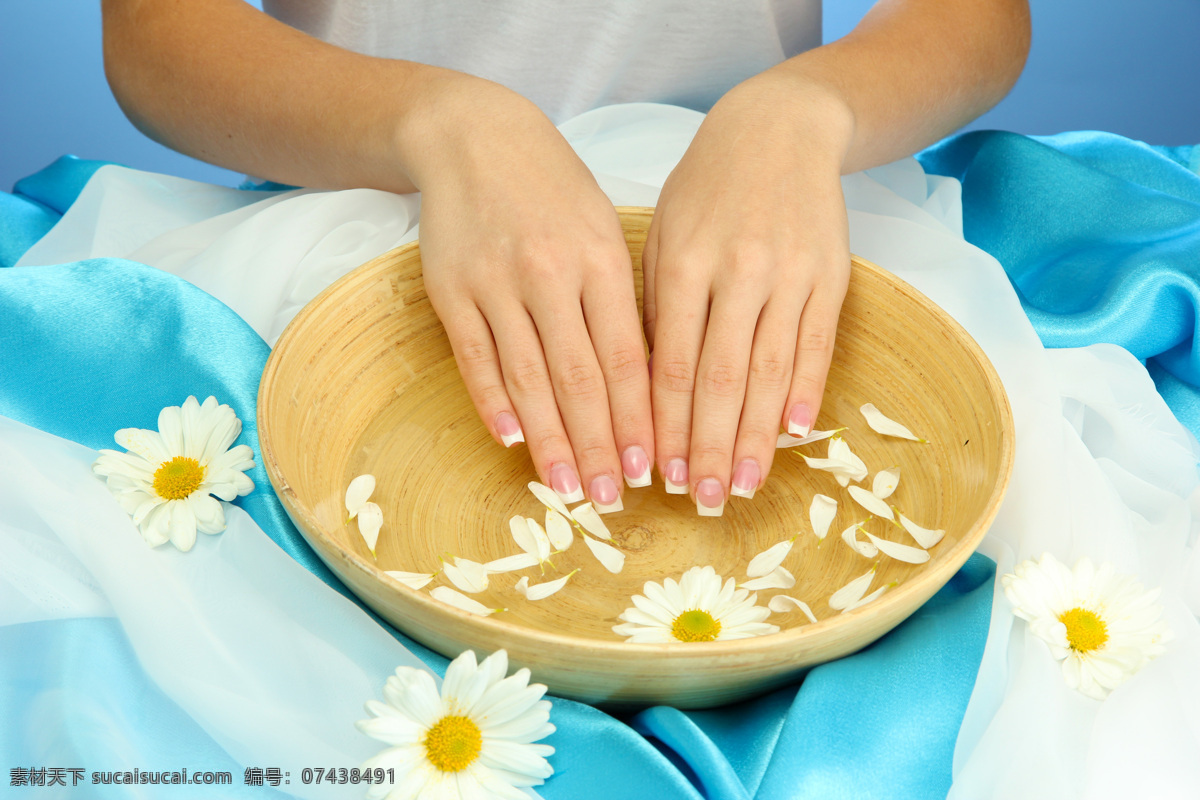 洗手 人物 脸盆 花朵 鲜花 人体 肢体 护肤品广告 广告素材 美容化妆 其他人物 人物图片