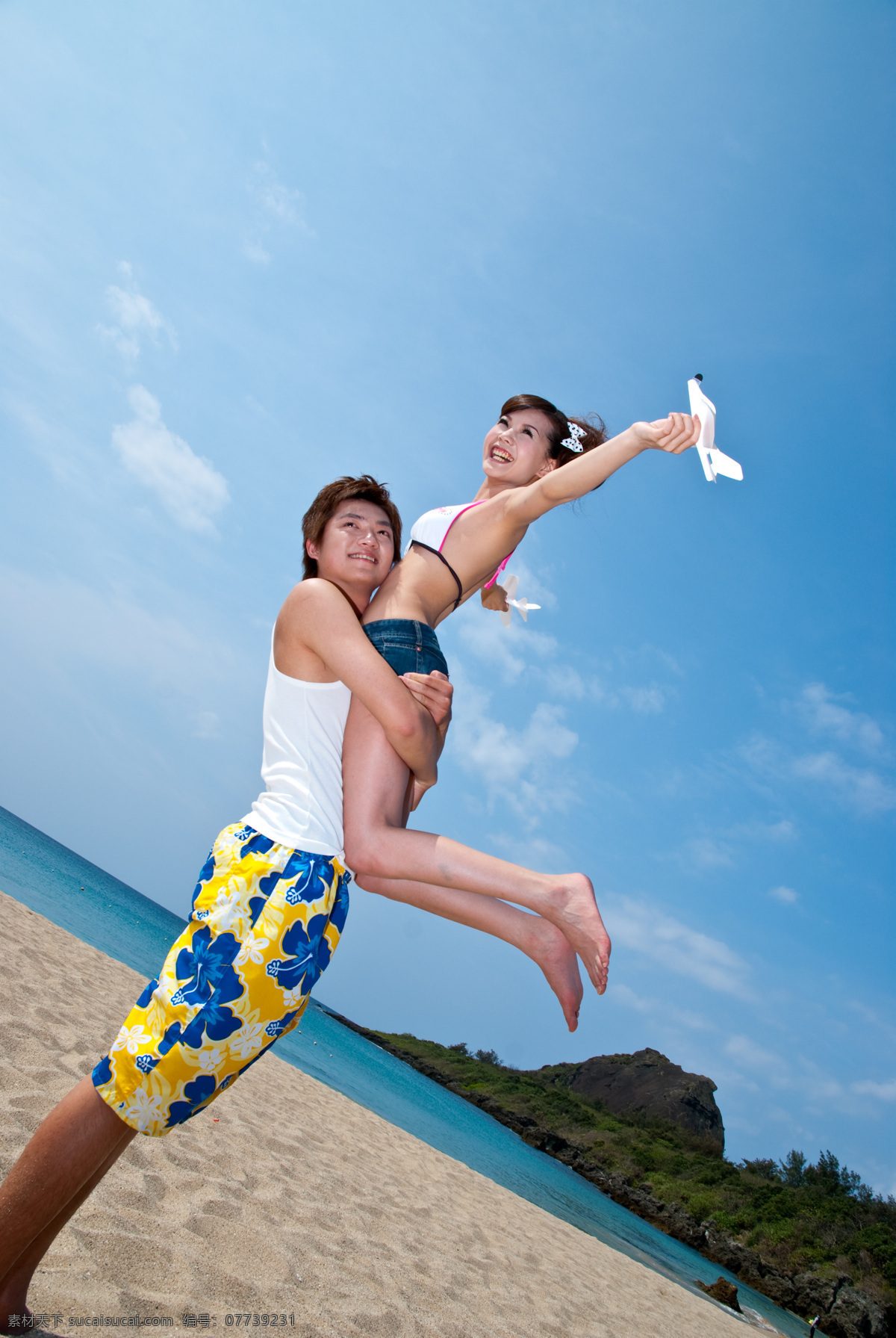 海滩情侣 沙滩 大海 山 蓝天白云 拥抱 飞机 情浓夏日 个性写真 人物摄影 人物图库