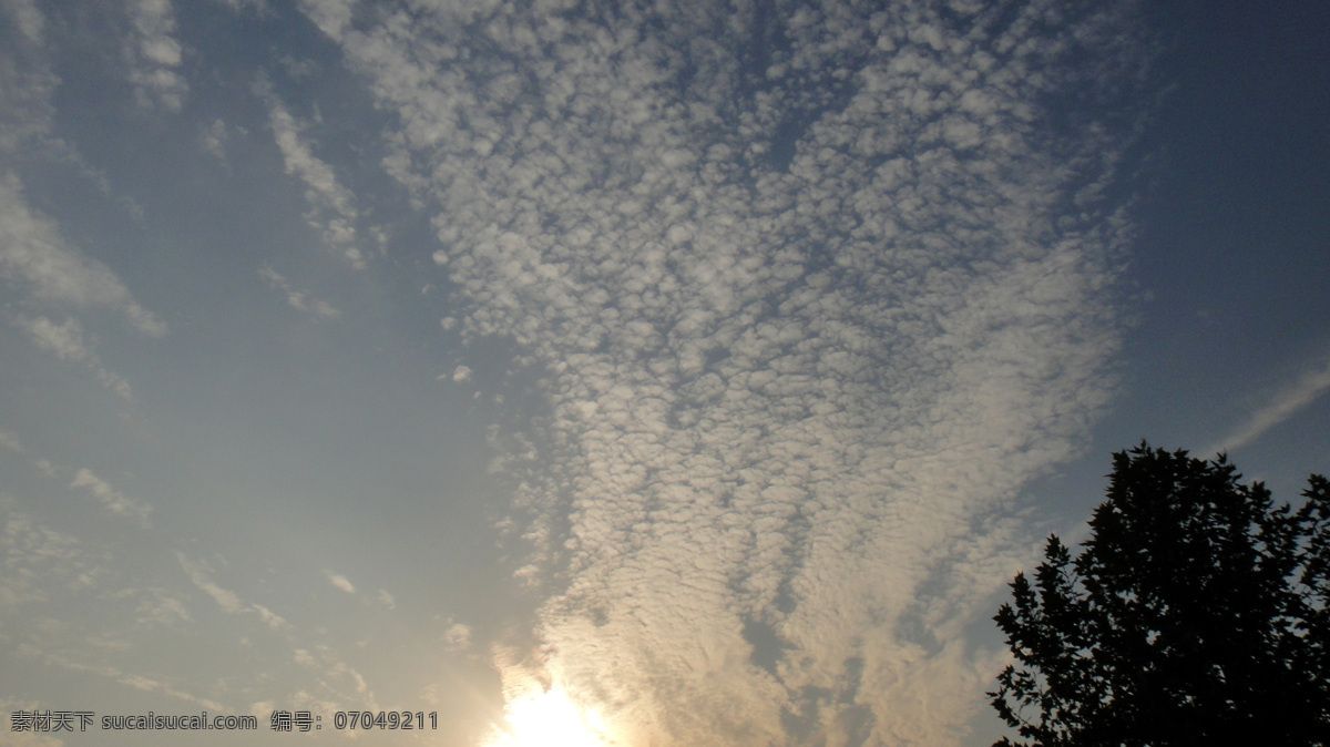 碧蓝 天空 白云 灯 黄昏 蓝天 夕阳 仰视 自然风景 碧蓝天空 仰望忧郁 自然景观 家居装饰素材 灯饰素材