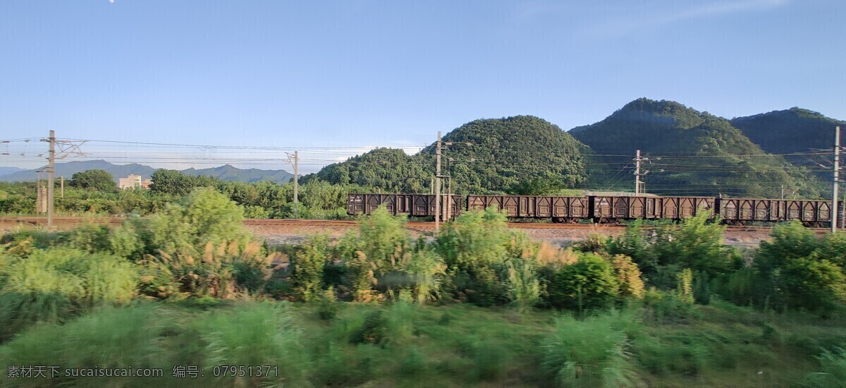 路途风景 山 火车图片 火车 绿色 乡村 旅游摄影 人文景观
