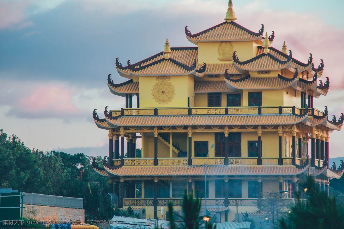 古建筑 泰国 寺庙 仿古 仿古建筑 僧侣 香火 天空 绿树 烟火 自然景观 建筑景观