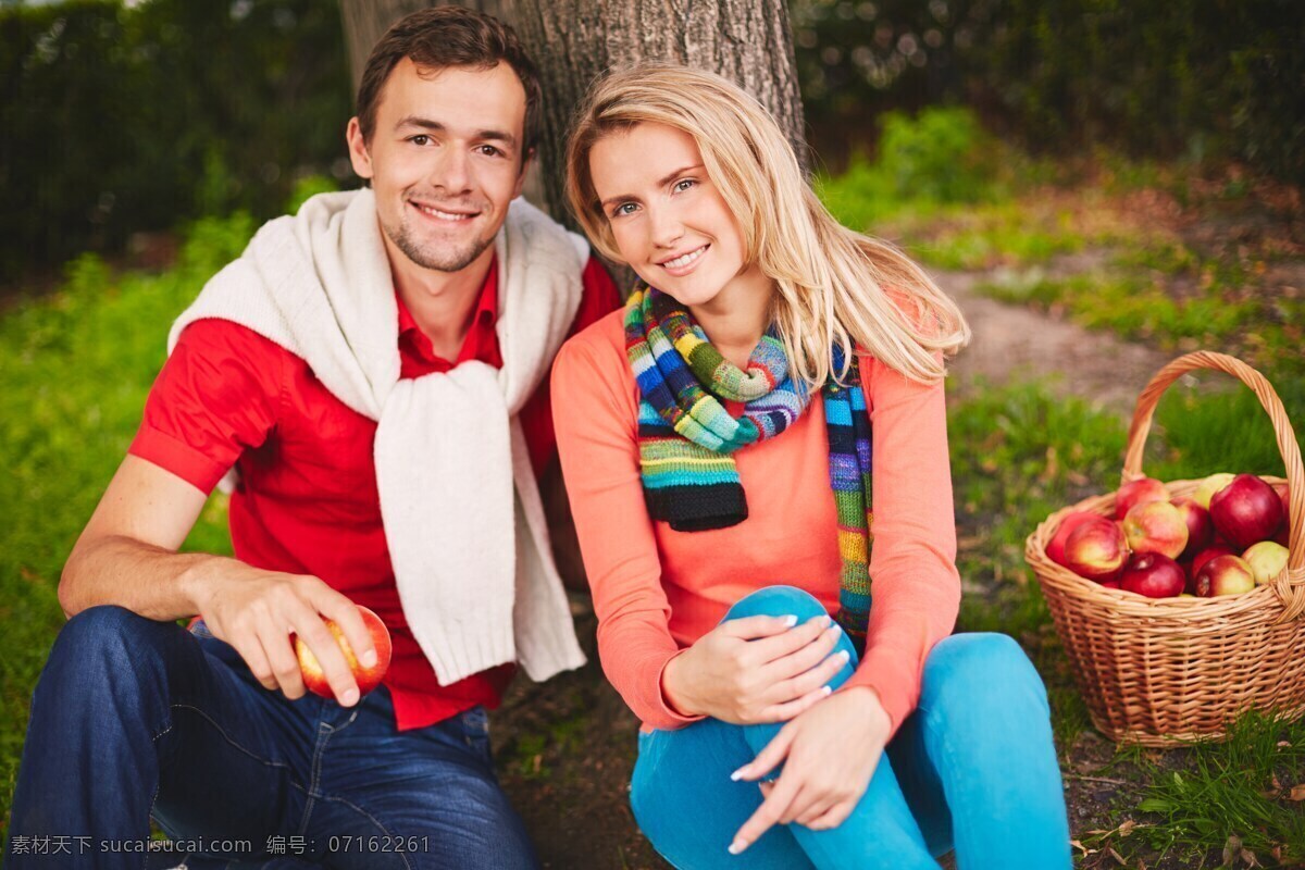 坐在 树 前 苹果 男人 女人 微笑 外国 情侣 男女 夫妻 亲密 情侣图片 人物图片