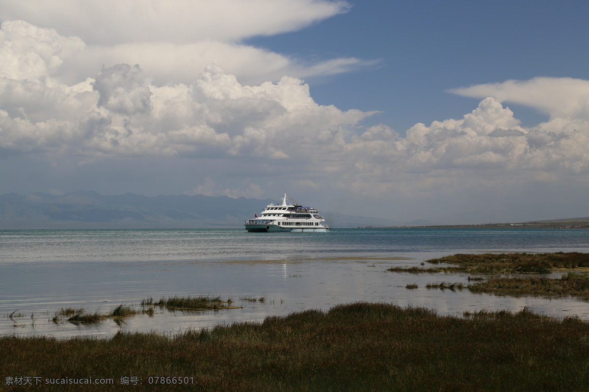 青海湖的蓝天 白云 清澈的湖水 色彩斑斓湖面 穿行的游船 青海湖风光 旅游摄影 自然风景 灰色