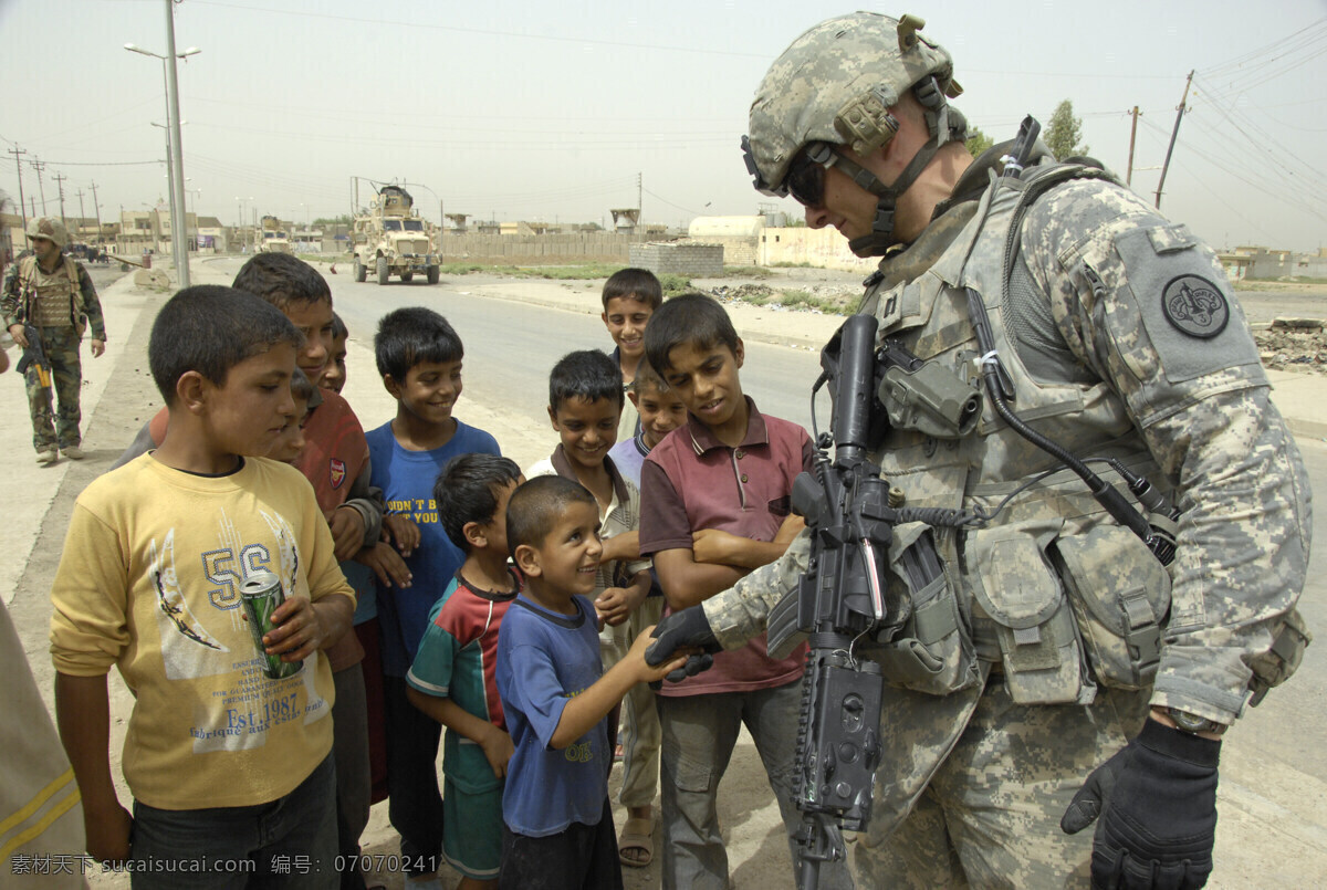 美军士兵 驻伊 美军 士兵 上尉 当地 儿童 职业人物 人物图库