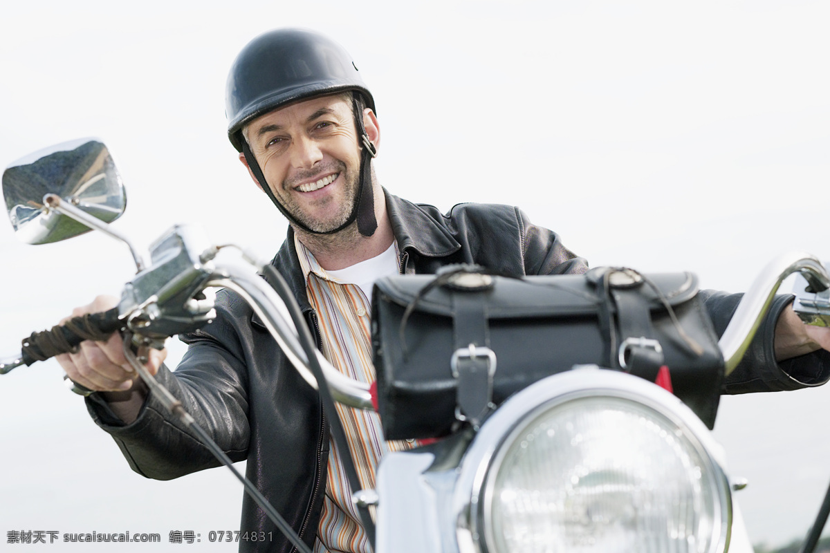 骑 摩托车 男人 外国男人 动作 微笑 行驶 生活人物 人物图片