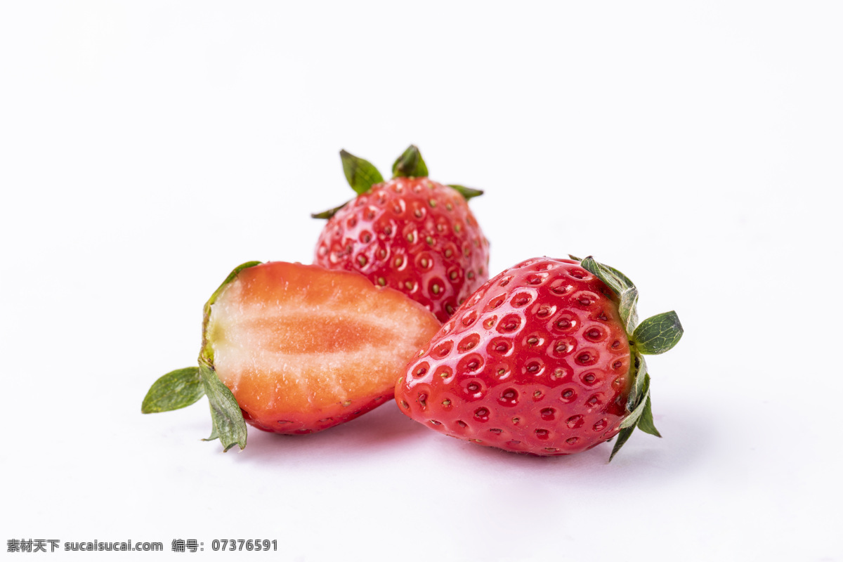 草莓白底摄影 草莓创意摄影 红色草莓 白底草莓 牛奶草莓 草莓素材