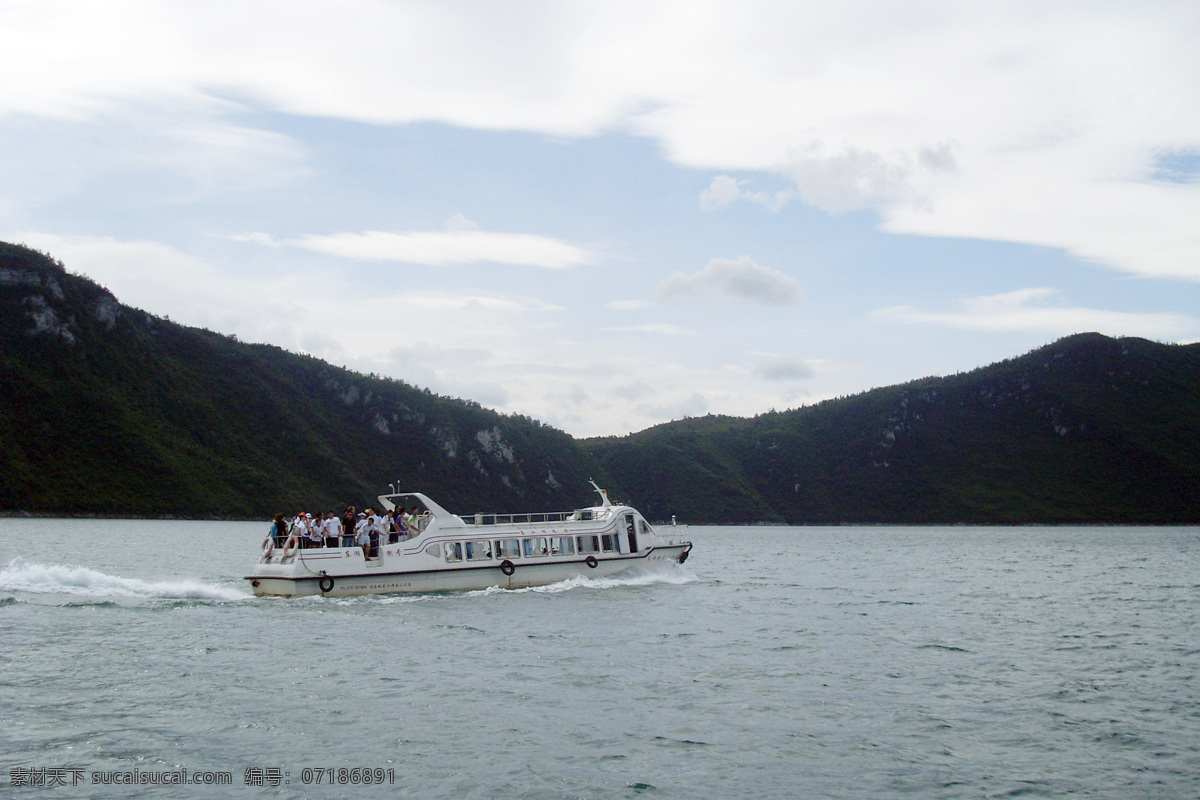 美丽 东江湖 白云 湖水 蓝天 山峰 摄影图库 游艇 自然风景 自然景观 美丽的东江湖 风景 生活 旅游餐饮