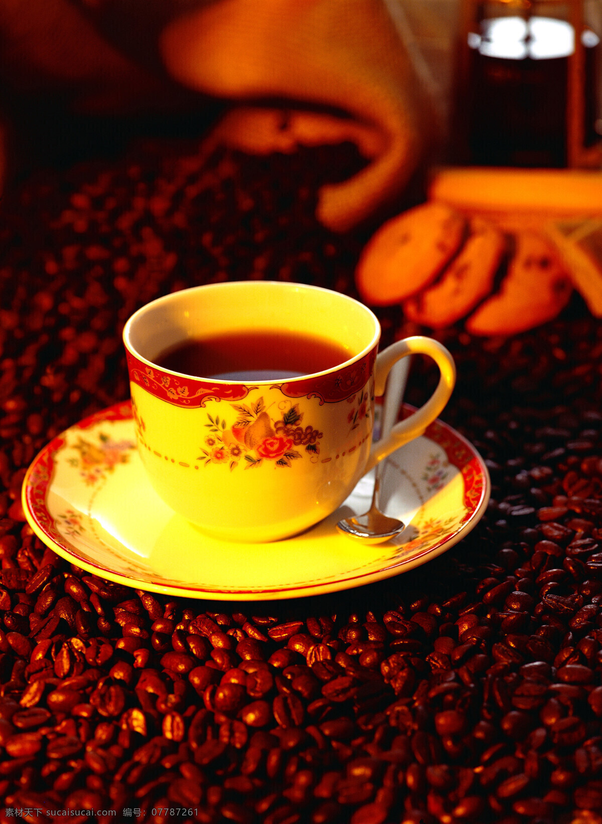 咖啡豆 上 浓香 咖啡 一堆咖啡豆 颗粒 果实 饱满 许多 很多 coffee 褐色 托盘 杯子 花陶瓷 麻袋 包装 铺垫 高清图片 咖啡图片 餐饮美食