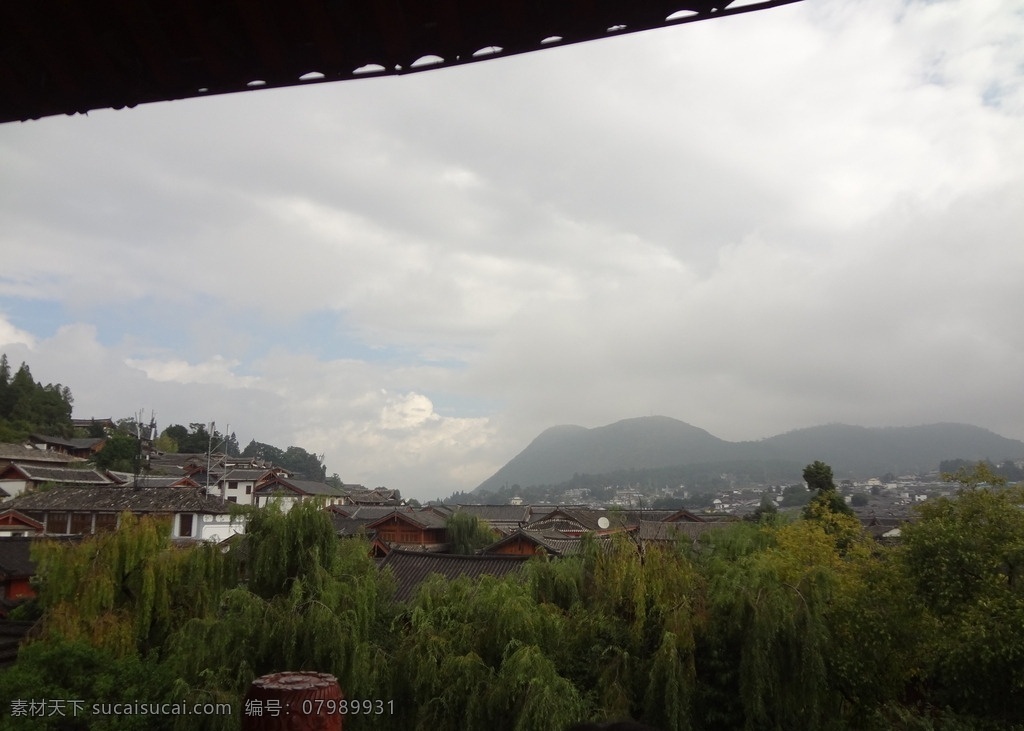 窗外风景 树木 绿色 天空 云朵 房子 白色 风景 人文风景 园林建筑 建筑园林