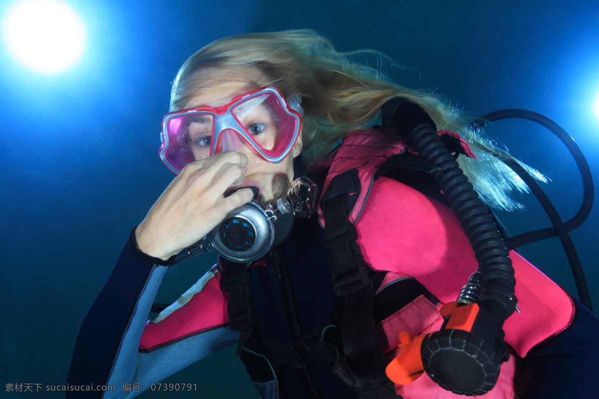 捏 住 鼻子 美女 潜水员 体育运动 水中运动 潜水 美女运动员 手势 海底世界 生活百科