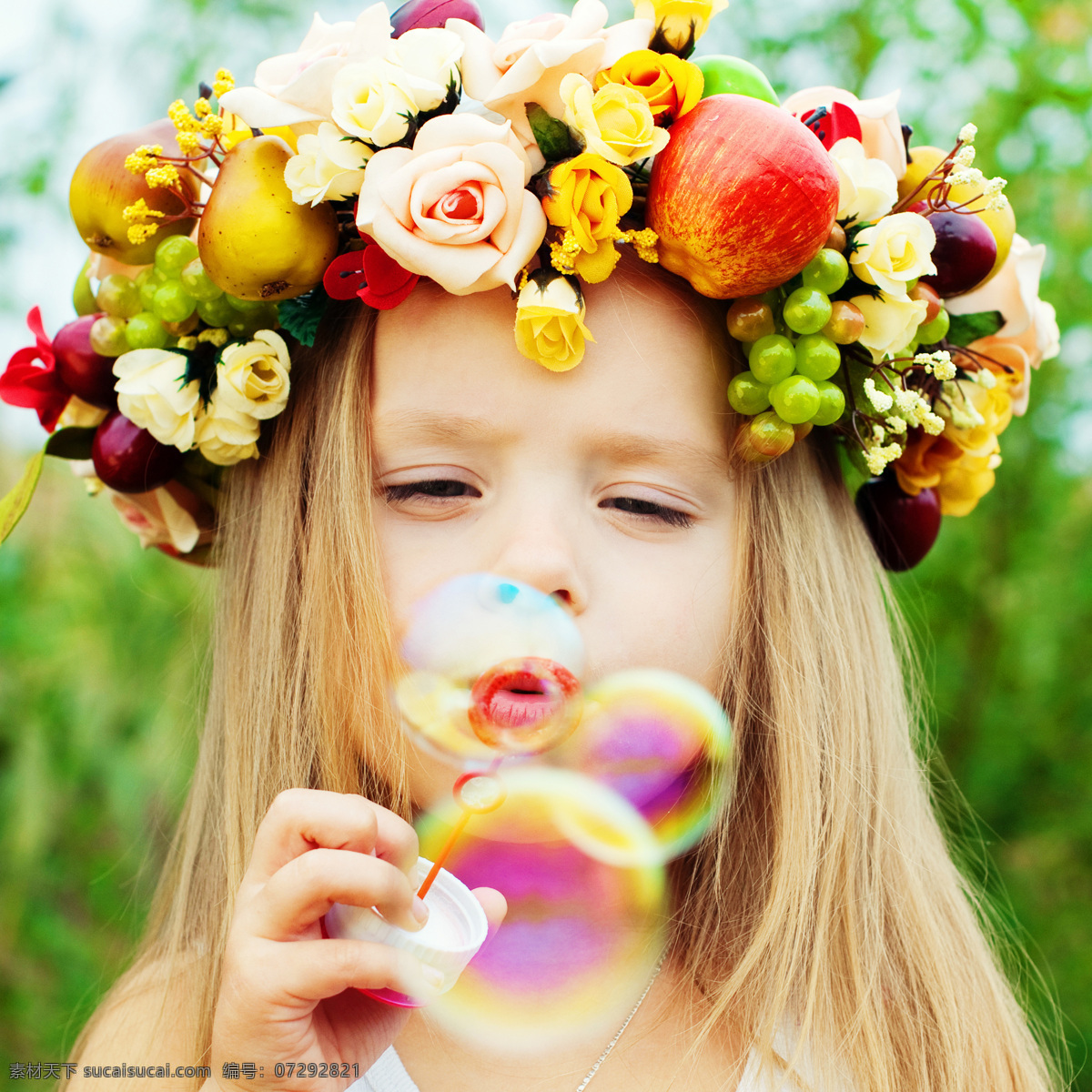 正在 吹 泡泡 小女孩 春天 春节 自然 万物复苏 花环 水果 吹泡泡 肥皂泡 儿童图片 人物图片