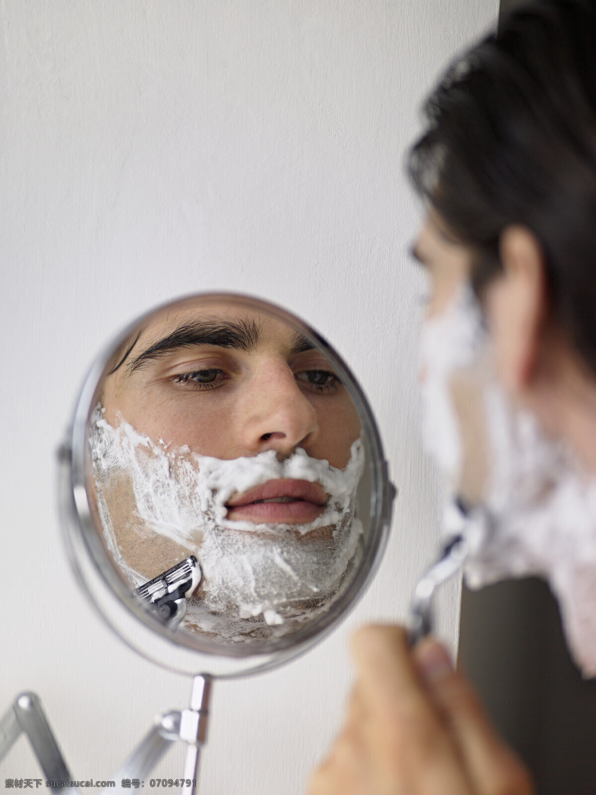 镜子 刮胡子 男人 泡沫 剃须刀 人物 情侣图片 人物图片