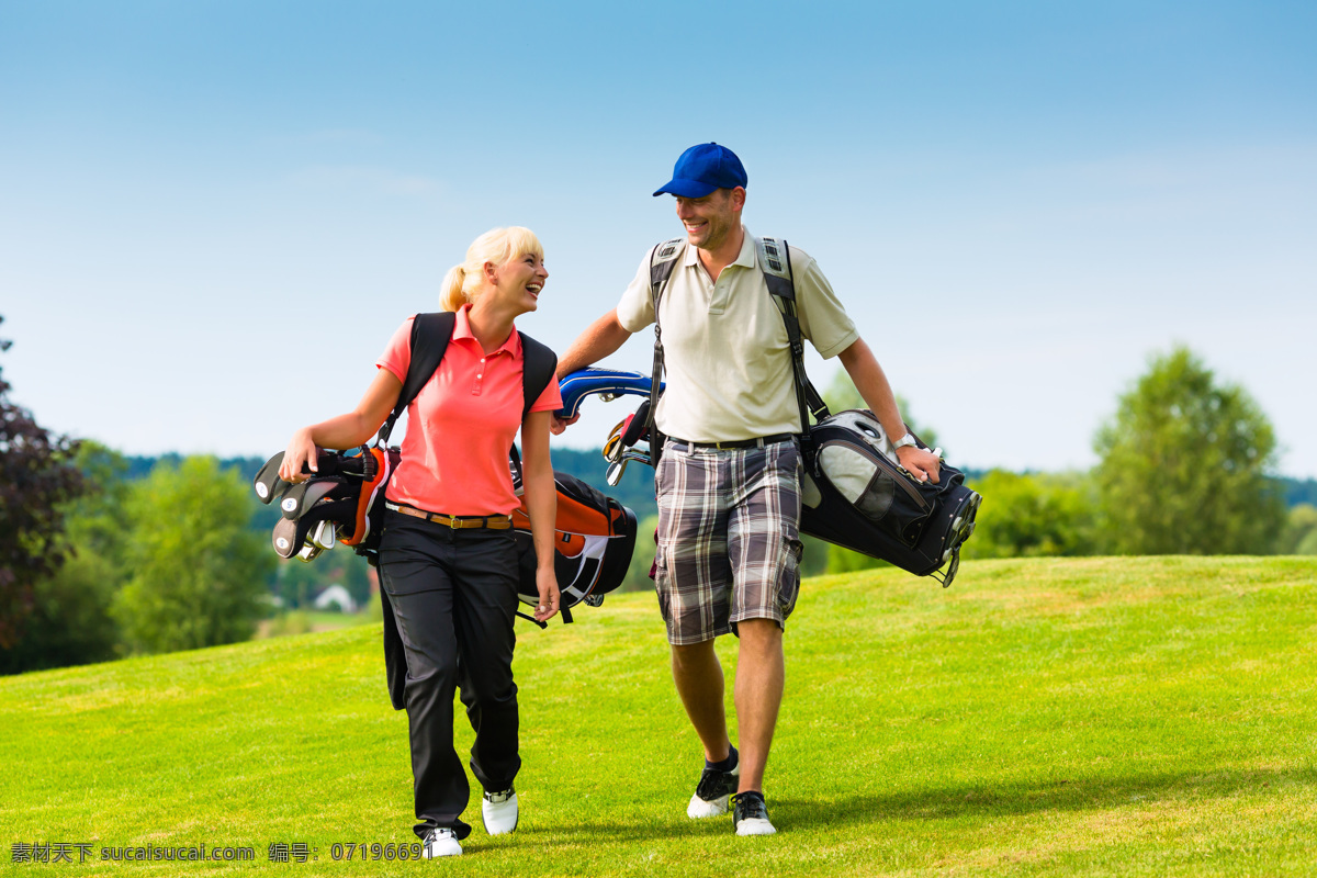背着 工具 高尔夫球 夫妻 草地 草坪 运动 健身锻炼 打高尔夫 运动人物 运动男人 体育运动 生活百科 绿色