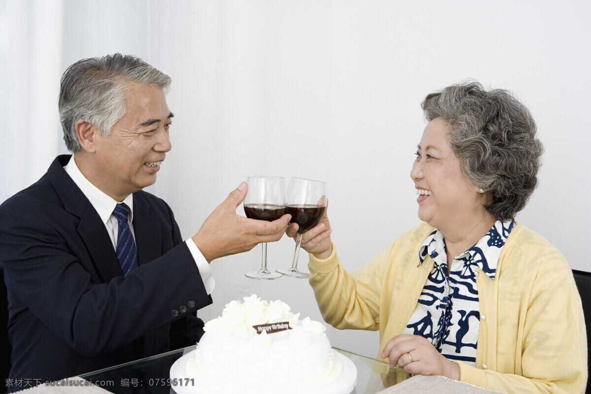 老年人 生日 庆祝 老年人生活 老太太 老爷爷 老奶奶 爷爷 奶奶 长辈 生活 举杯 喝酒 生日蛋糕 欢笑 幸福 恩爱夫妻 晚年 高清图片 生日图片 生活百科