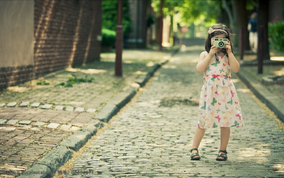 儿童幼儿 街道 路边 马路 女孩 人物图库 树 相机 小女孩 拿相机 夏天 照相 树荫 psd源文件