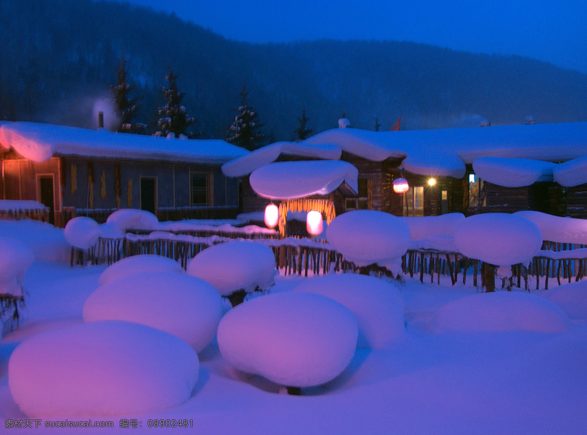 雪乡夜色 蓝天 远山 夜色 树木 木屋 栅栏 雪蘑菇 红灯 烟囱 红旗 积雪 灯光 冬季 冰雪 树挂 凇 自然风景 自然景观