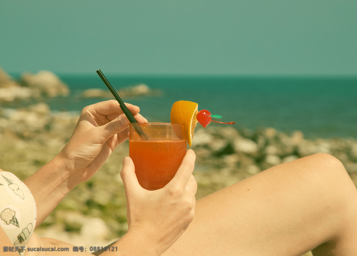 女人 手里 果汁 大海 石头 岩石 吸管 人物 自然风景 自然景观 黄色