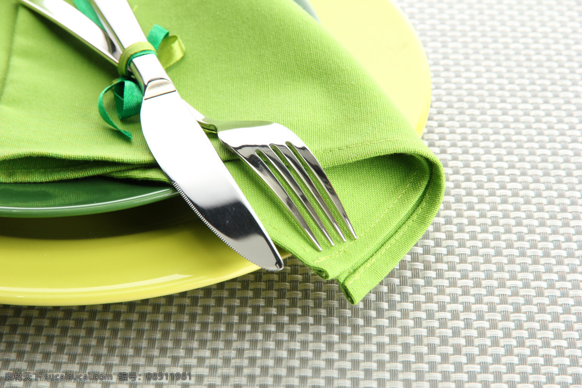 绿色 桌布 上 刀叉 绿色桌布 叉子 餐具 其他类别 生活百科