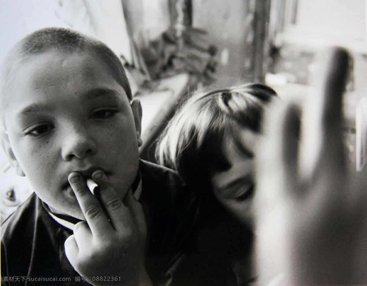 吸烟的男孩 黑白摄影 男孩 吸烟 儿童幼儿 人物图库