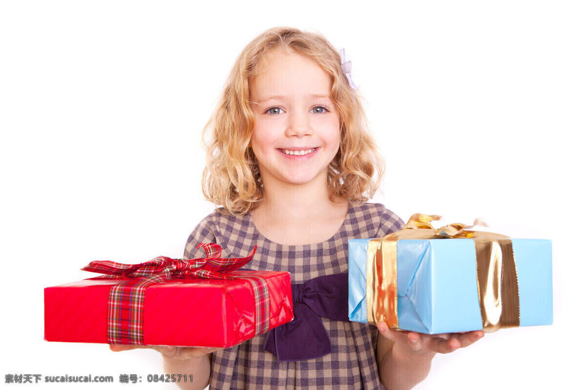 双手 托 礼物 盒 女孩 托着礼物盒 礼品盒 微笑 卷发女孩 人物 外国人 节日 儿童图片 人物图片
