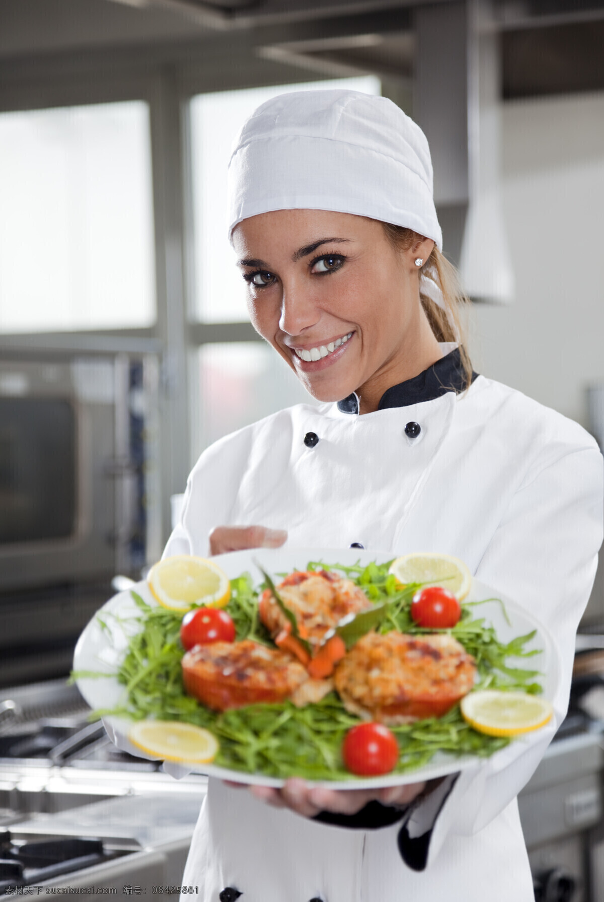 端 美食 美女 厨师 美女厨师 微笑 自信 笑容 菜 餐饮服务业 人物摄影 高清图片 商务人士 人物图片