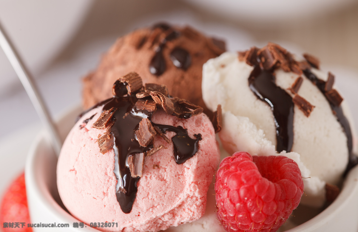 覆盆子 巧克力 冰淇淋 巧克力冰淇淋 冰激凌 甜品美食 冰淇淋摄影 酒类图片 餐饮美食