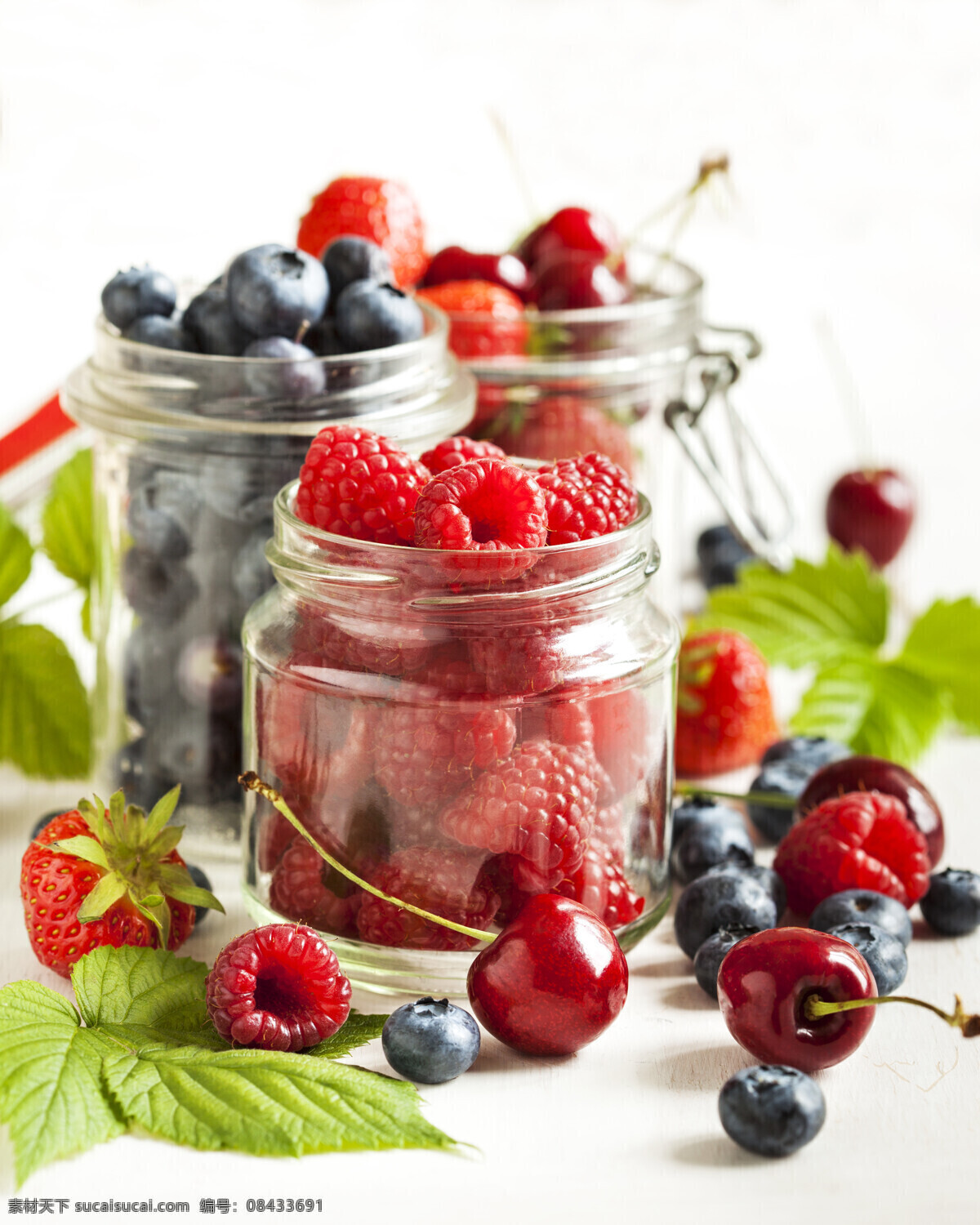 新鲜 浆果 玻璃 罐头 新鲜浆果 树莓 蓝莓 草莓 新鲜水果 果实 美食 美味 食物摄影 美食图片 餐饮美食