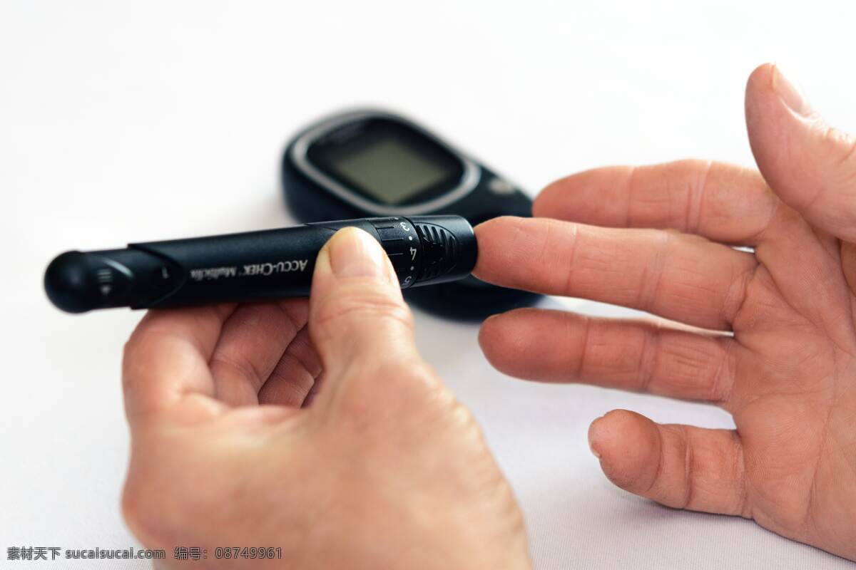 测血糖 测试 测验 提取 提取物 血糖 数值 血糖仪 仪器 小巧 精致 方便 局部 特写 手 现代科技 医疗护理