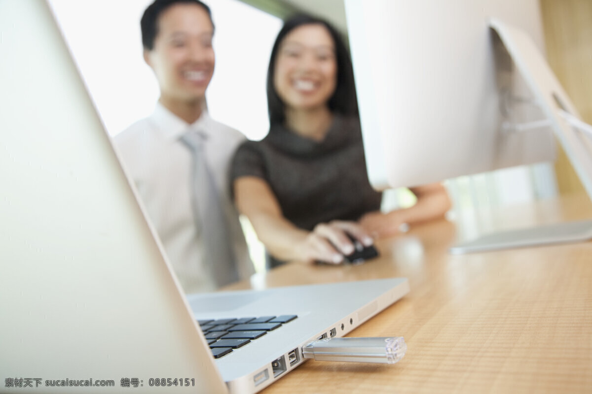 室内 电脑 旁 两个 开心 商务 人士 笔记本电脑 手 鼠标 显示屏 商务人士 商务男士 职业女性 同事 情侣 微笑 看电脑 商务沟通 高清图片 人物图片