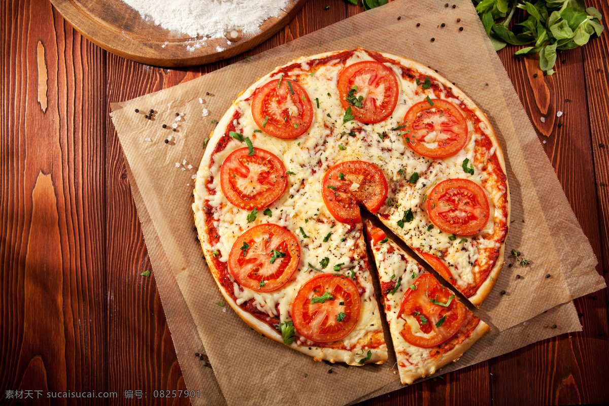 菜板 上 披萨 桌子 蔬菜 西红柿 食物 美食 外国美食 餐饮美食 红色