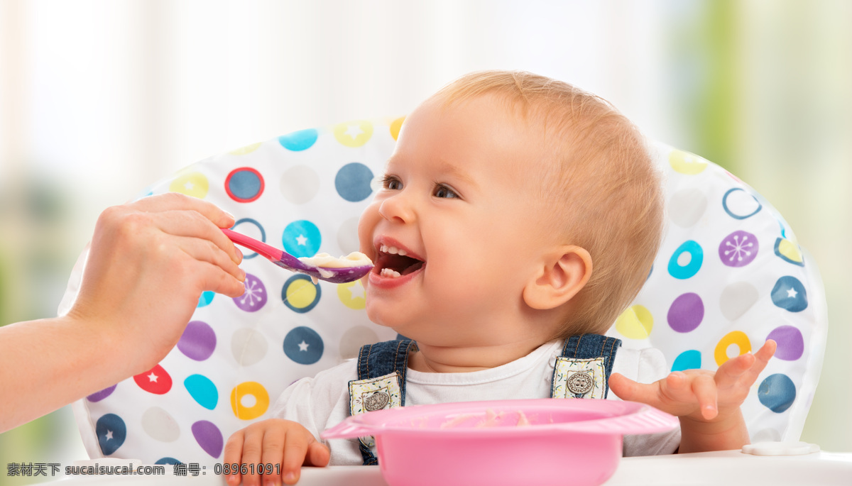 张嘴 开心 吃饭 婴儿 可爱 微笑 吃食物 儿童图片 人物图片