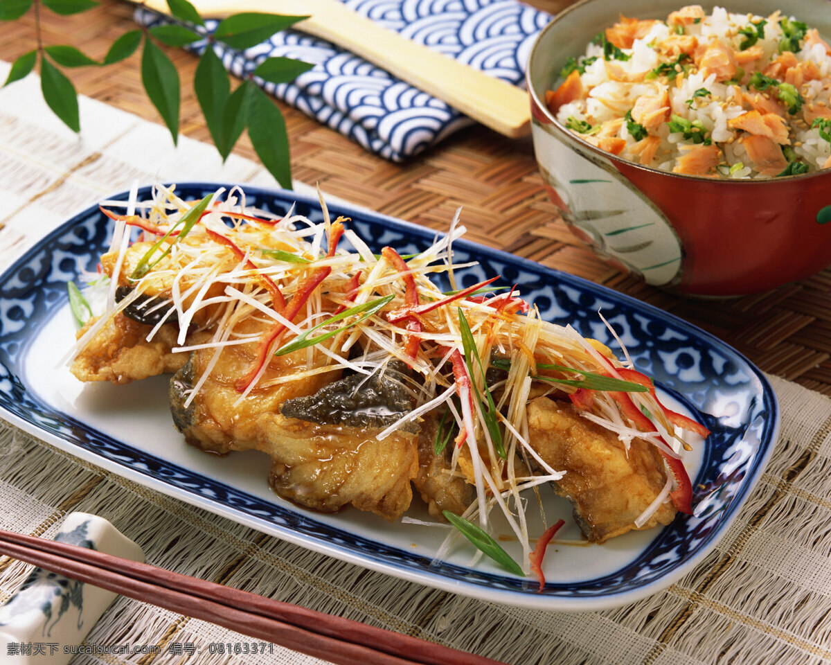 美味炸鱼块 鱼块 盘子 叶子 筷子 米饭 葱蒜 小碗 辣椒 花纹桌布 传统美食 餐饮美食