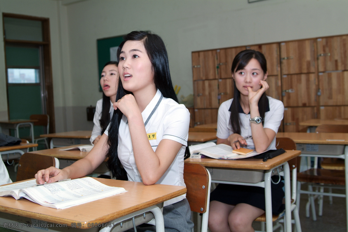 上课 认真 听讲 可爱 女生 青少年 朝气 学生 课堂 教室 专心 学习 中学 小学 学校 教育 校服 校园文化 摄影图 高清图片 生活人物 人物图片