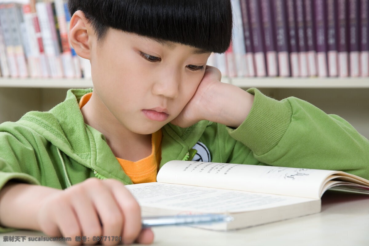 看书 帅气 男孩 人物 男生 学生 学习 阅读 书架 书本 书桌 书画 书籍 书柜 认真 投入 努力 自习 功课 坐着 可爱 人物图库 摄影素材 高清大图 儿童图片 人物图片