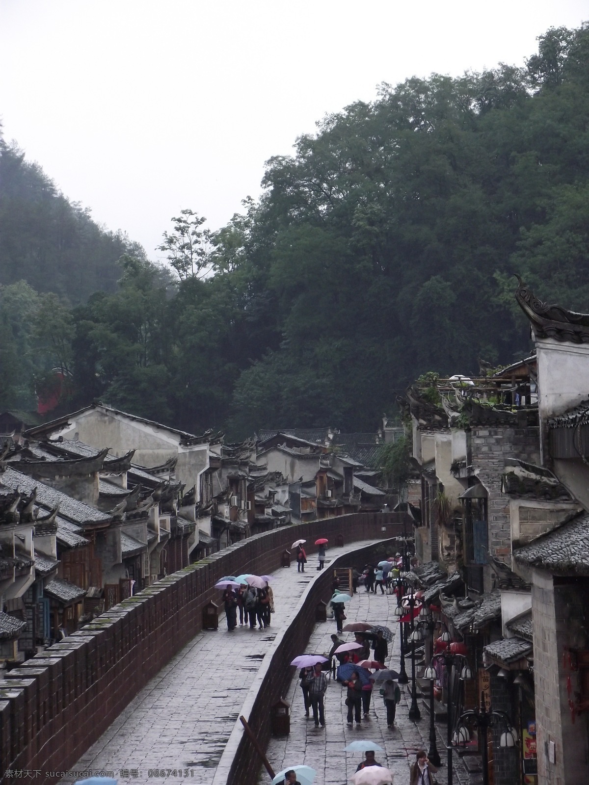 凤凰古城 湖南 湘西 凤凰 古城 古镇 街道 石头 古建筑 雨天路人 打伞 自然景观