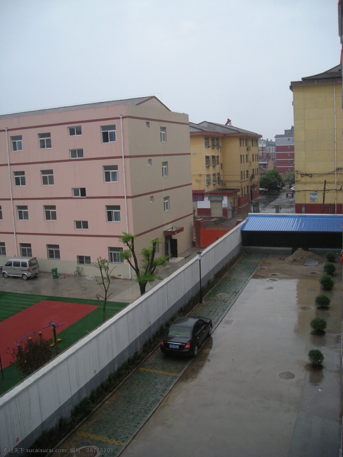 操场 草地 草坪 场地 高楼 建筑 建筑摄影 建筑园林 雨天 足球场 运动场 篮球场 阴天 楼下 雨中 小区 楼层 体育运动 矢量图 日常生活