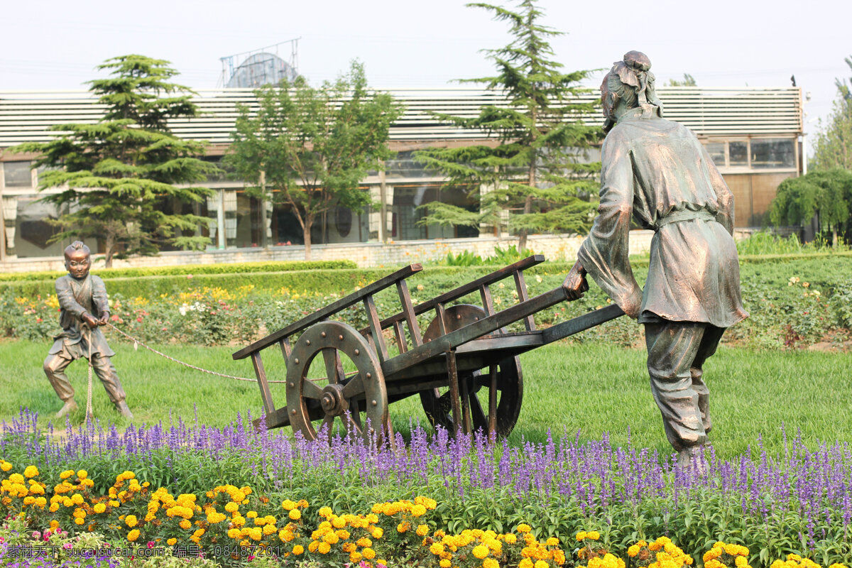 雕塑 儿童 父辈 两轮车 草地 绿色 黄花 紫色 紫花 北京 花卉大观园 建筑园林