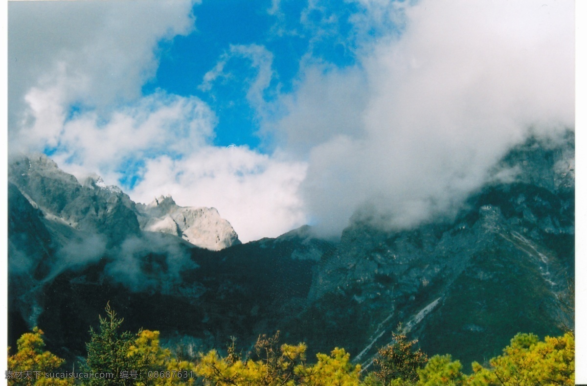 天山 树 合一 美丽 蓝天 洁白 云彩 迷漫在山间 遍地 绿 草 环绕 大山 psd源文件