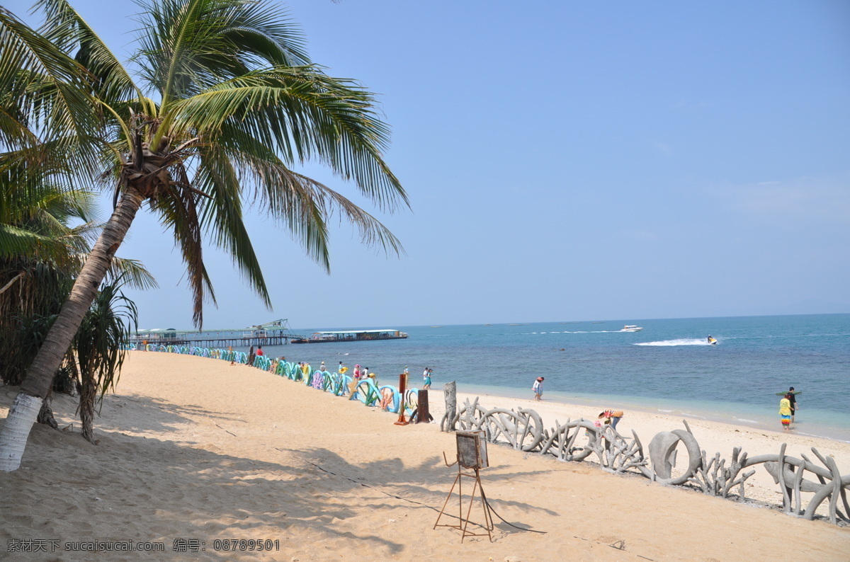 三亚西岛 椰树 沙滩 大海 蓝天 游人 围栏 小船 自然风景 自然景观