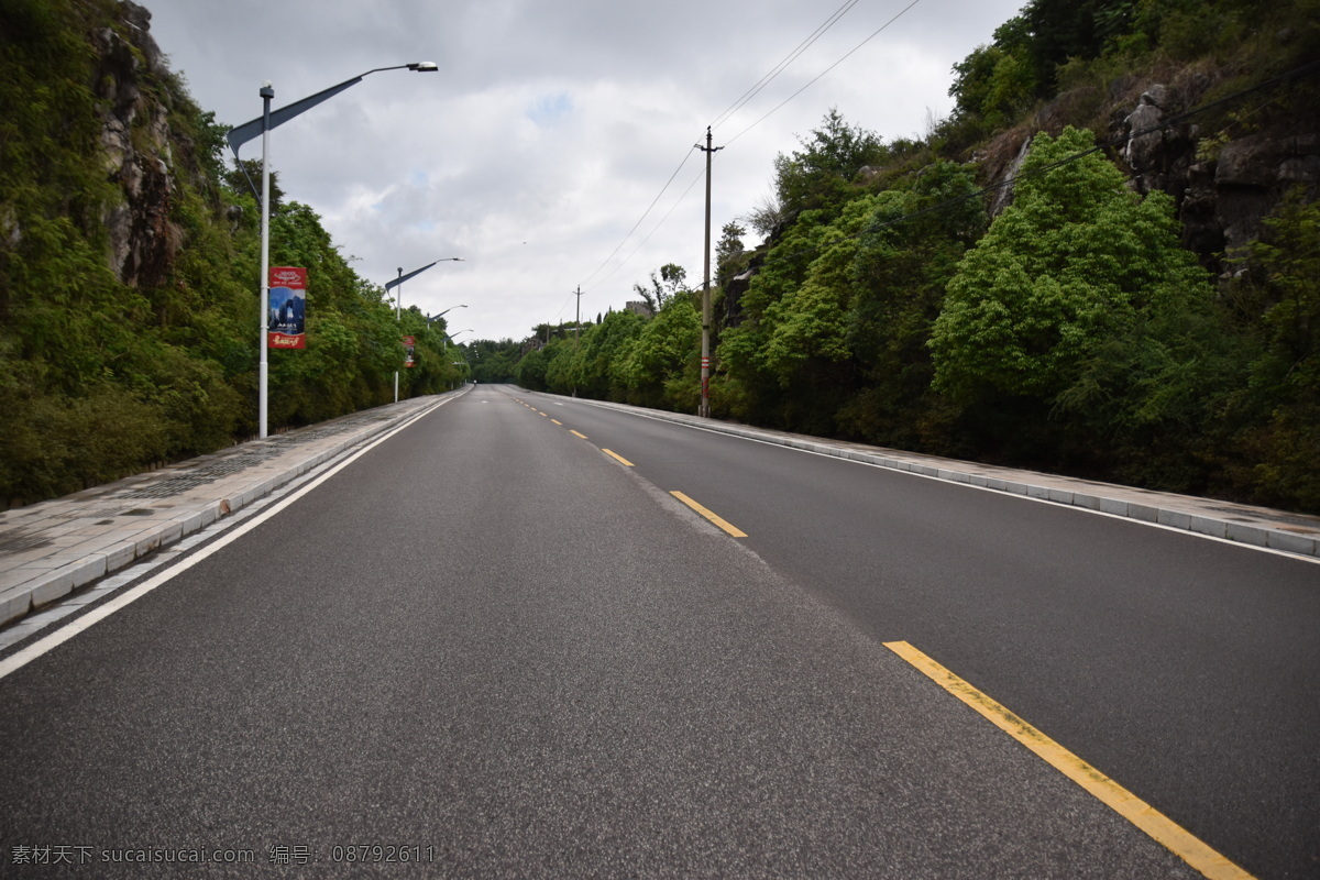 石林 公路 黄线 路牌 道旁树 旅游摄影 国内旅游