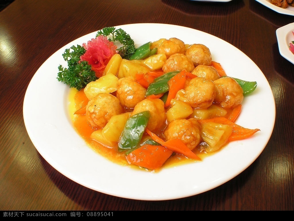 菠萝鸡球 菠萝 鸡球 中华美食 美味 熟菜 鲜花 装饰 盘子 餐饮美食 传统美食 摄影图库