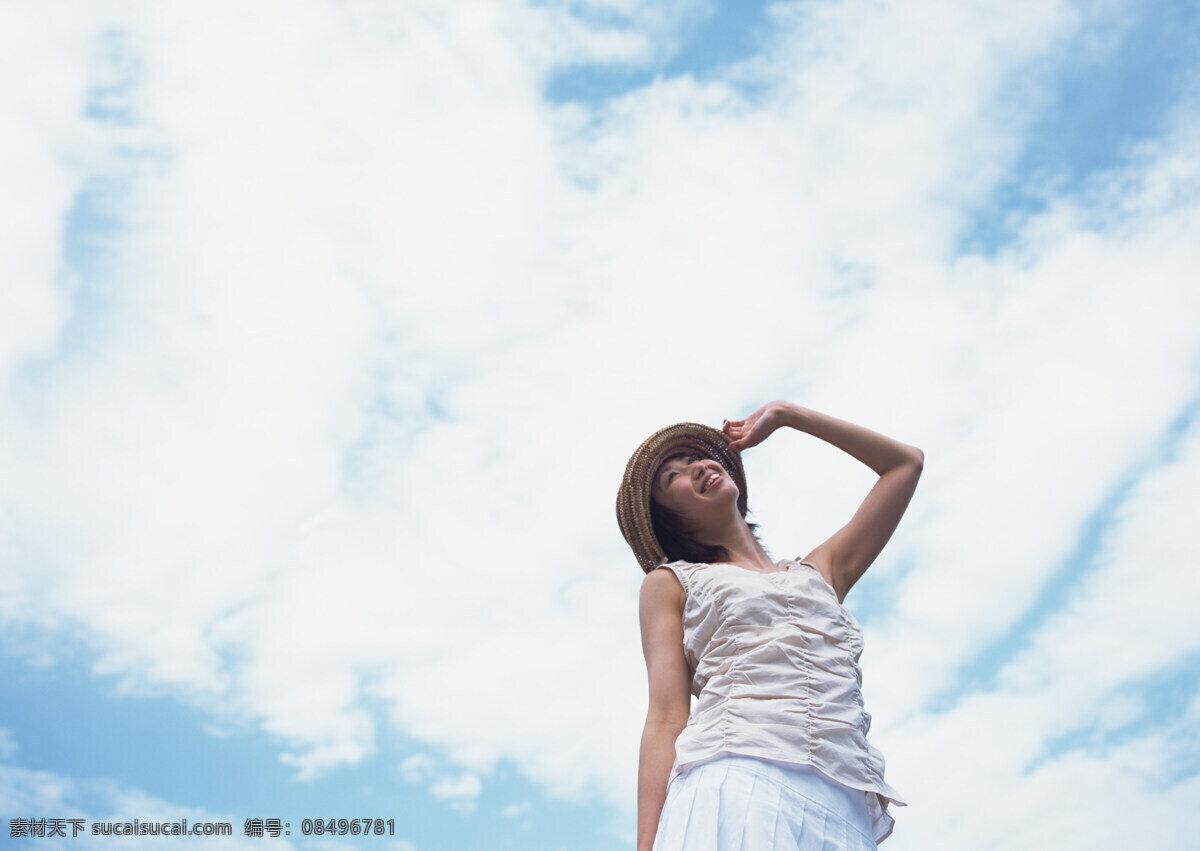 站 天空 下 女人 假日 休闲 干净 明媚 户外 旅行 人物 女性 意境 唯美 天空下 开朗 微笑 高兴 抬起手 美女图片 人物图片