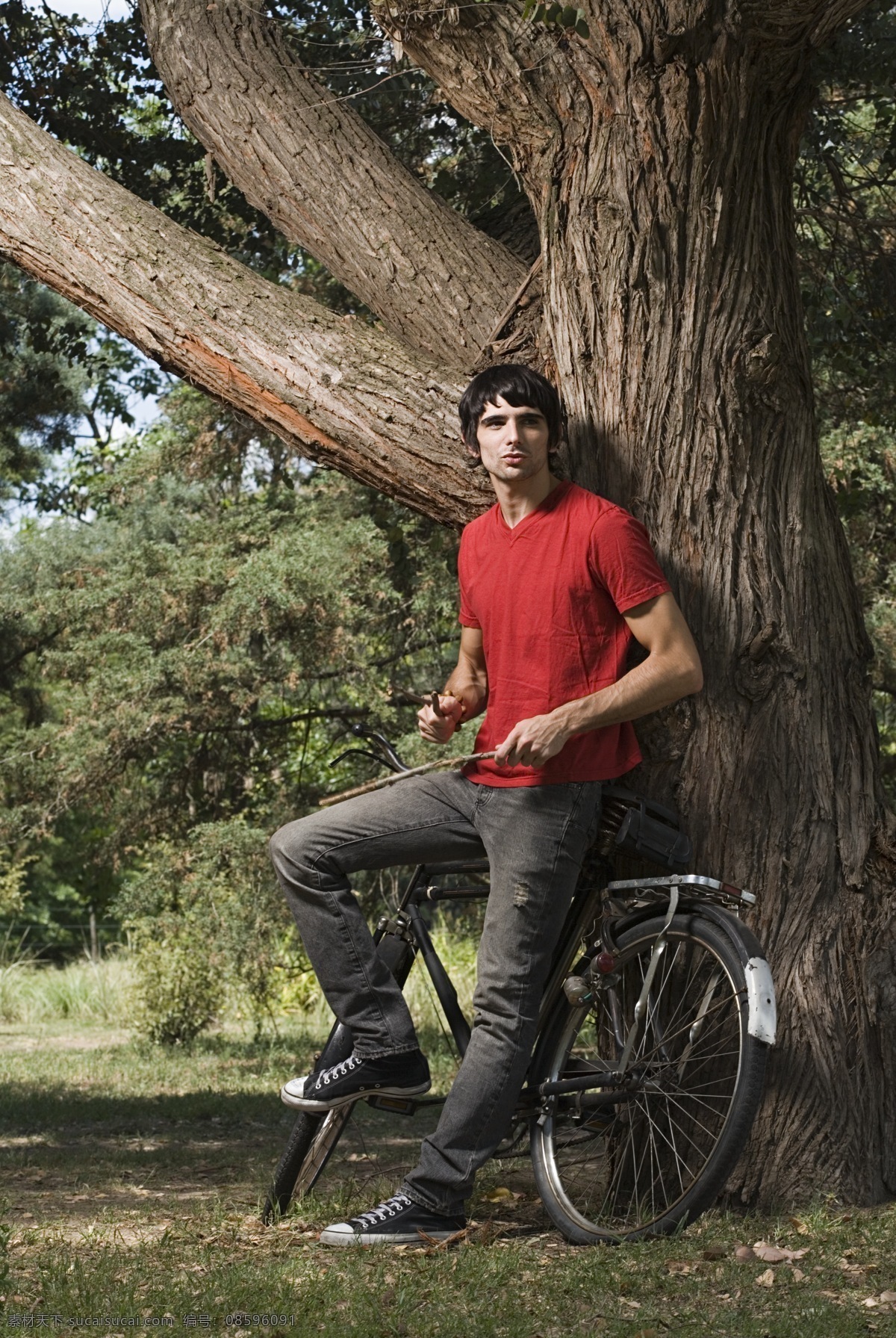木棍 自行 车上 男人 郊外 户外 放松 外国男人 年轻男士 自行车 外国 树干 单车与男人 单车 草地 野外 男人图片 人物图片